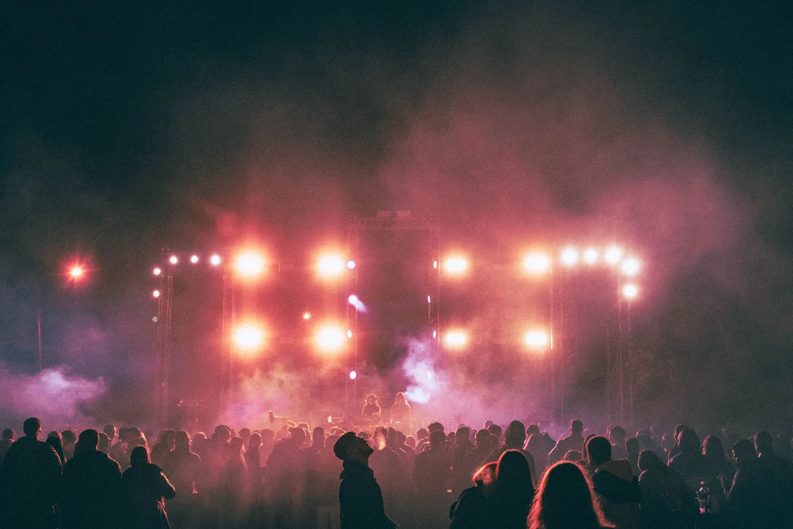 Scène de festival de nuit dans la fumée